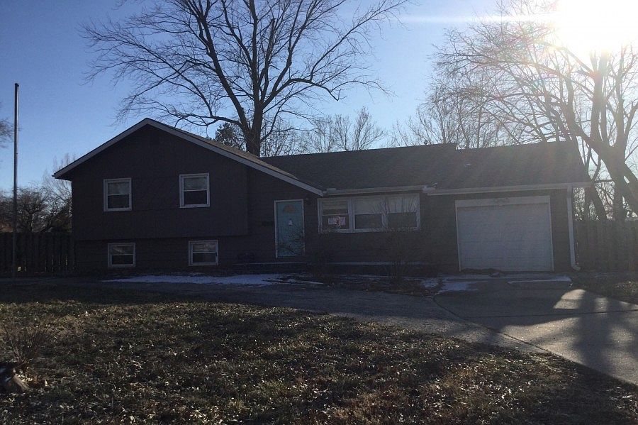 1st image of 501 NW Falk Dr