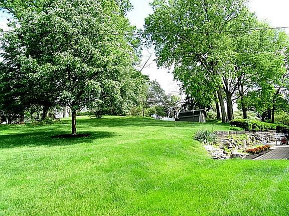 3rd image of 308 Beechgrove Dr