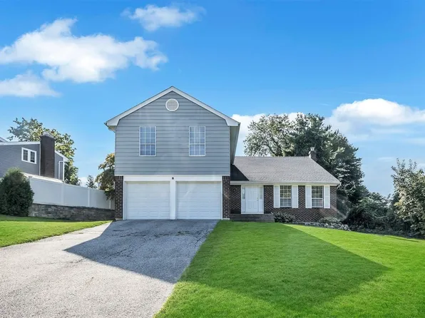 20 Hitching Post Lane, Glen Cove, NY 11542