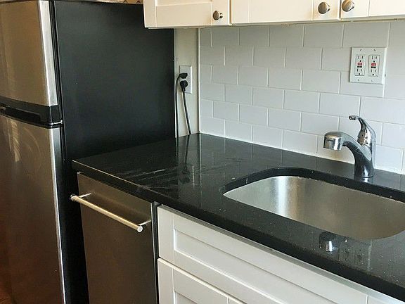 4th image of 175 Hawthorne St APT 4G