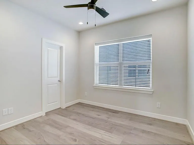 4907 Avenue J — Photo 15