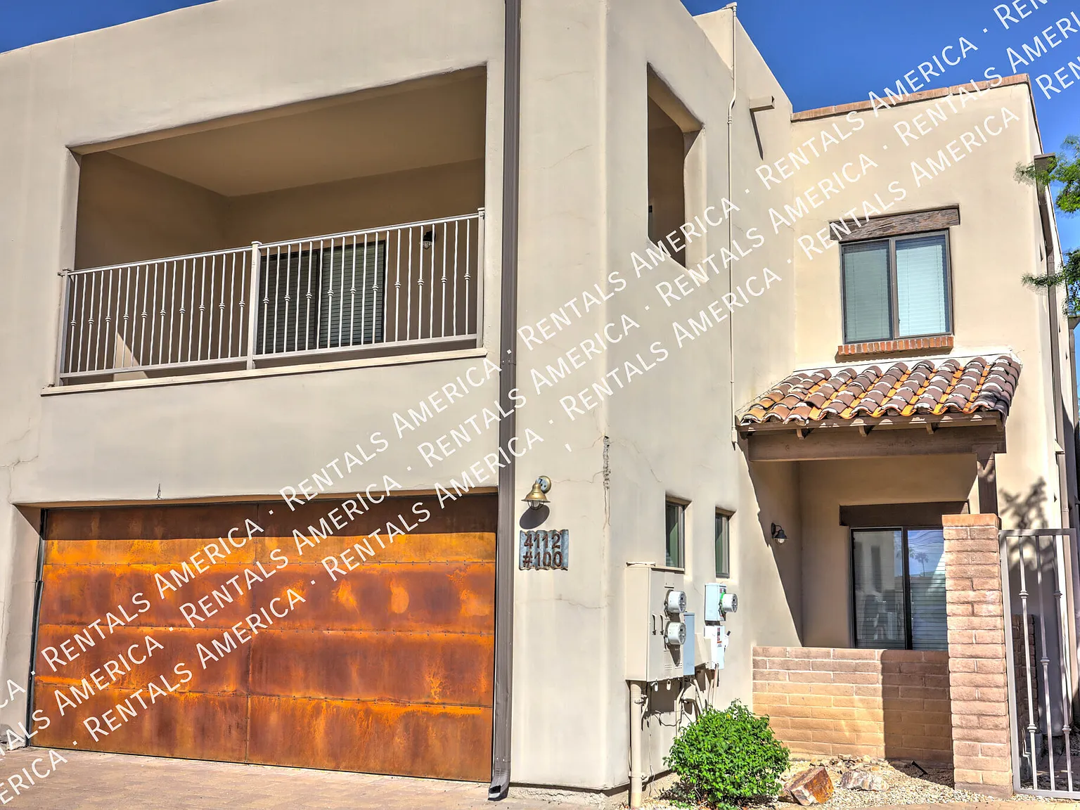 Upscale 3bed/3bath Town Home with Community Pool! — Photo 2
