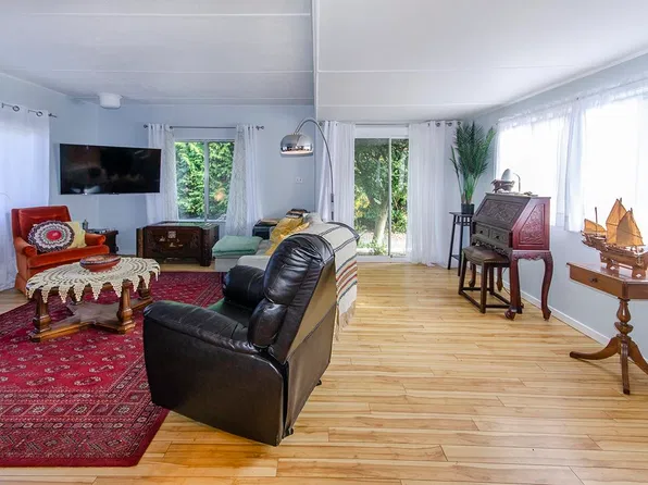 227 Tomahawk Ave, Capilano 5, BC V7P 1C4