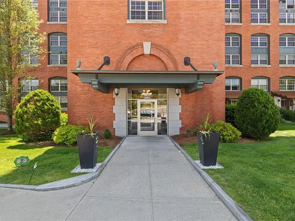 1 Tupperware Dr Unit 138, North Smithfield, RI 02896