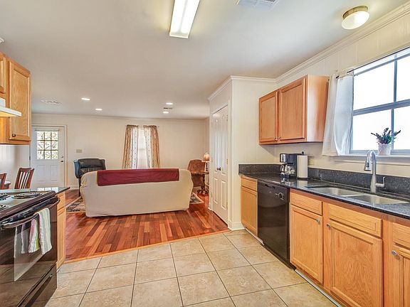 Spacious kitchen with all the amenities!