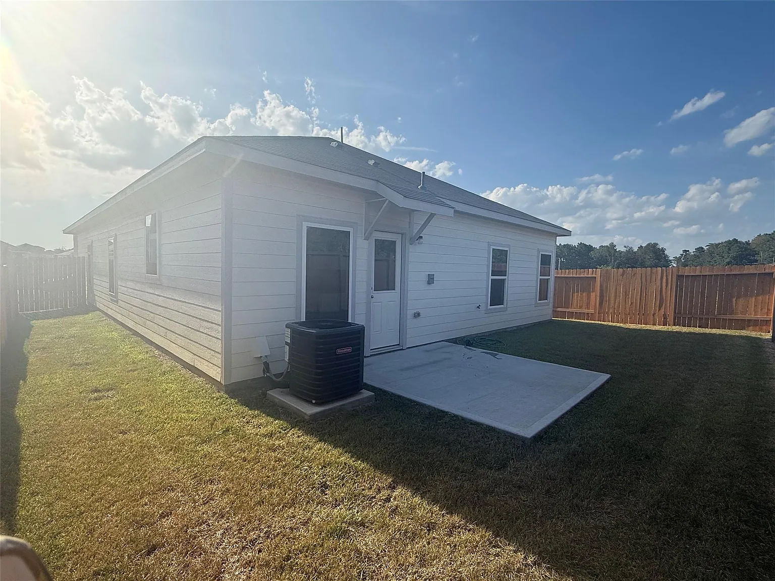 4 bed, 2.0 bath, 1852 sqft, $1,985 — Photo 2