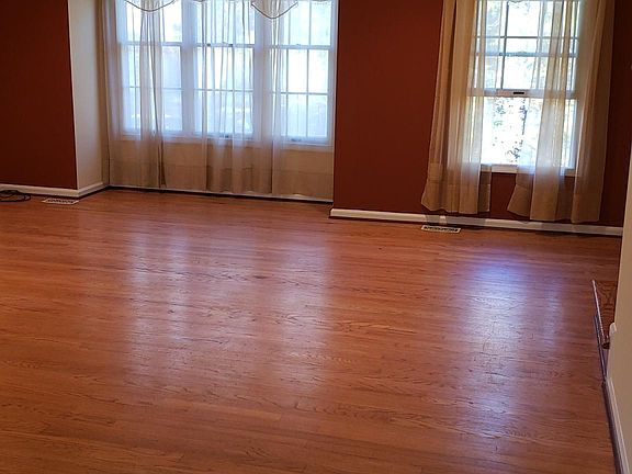 2nd image of 33 Cottonwood Ct