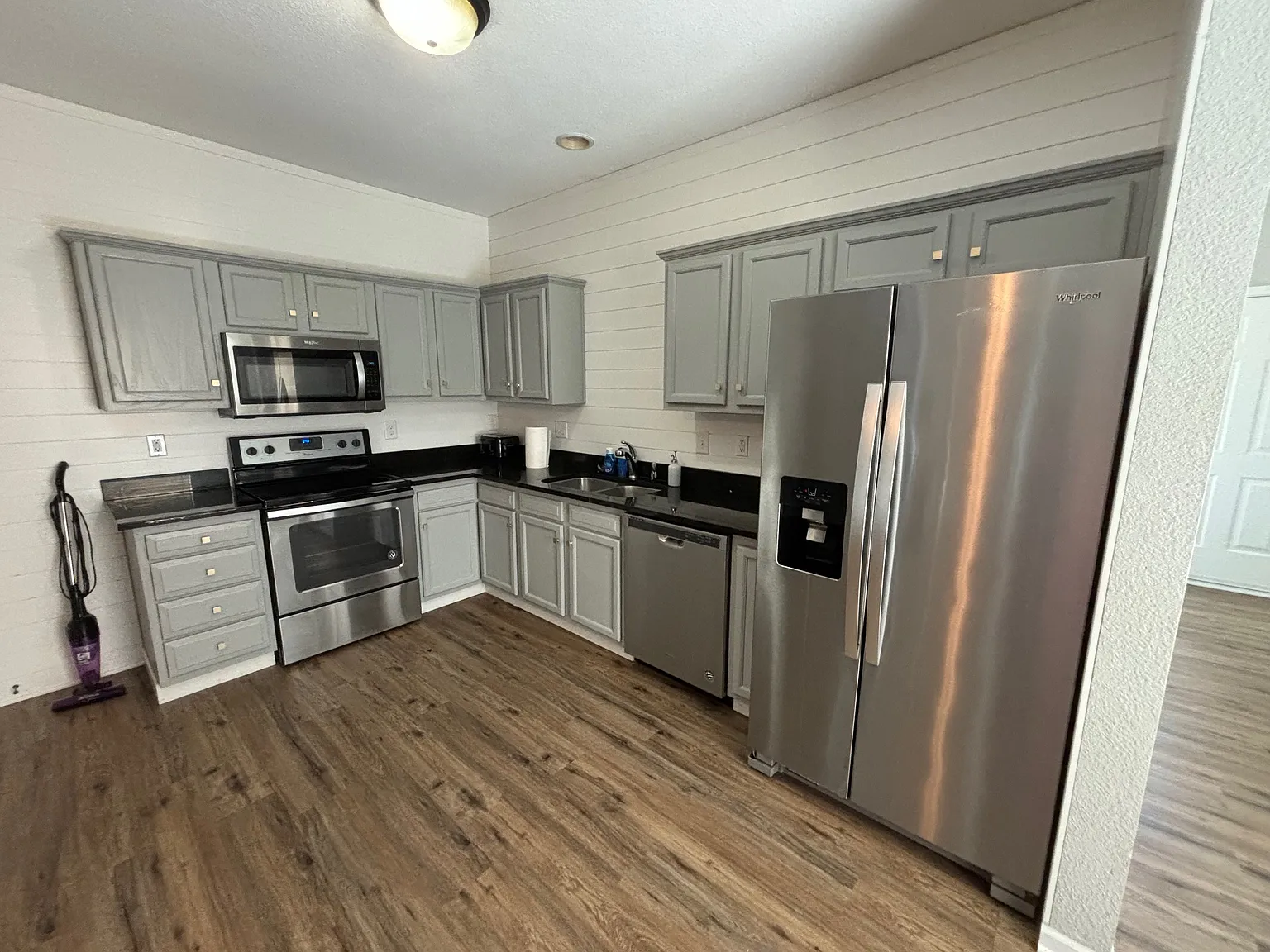3 bed, 2.5 bath, 2054 sqft, $2,000 — Photo 2