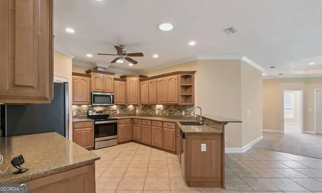 3 bed, 2.0 bath, 1981 sqft, $2,250 — Photo 3
