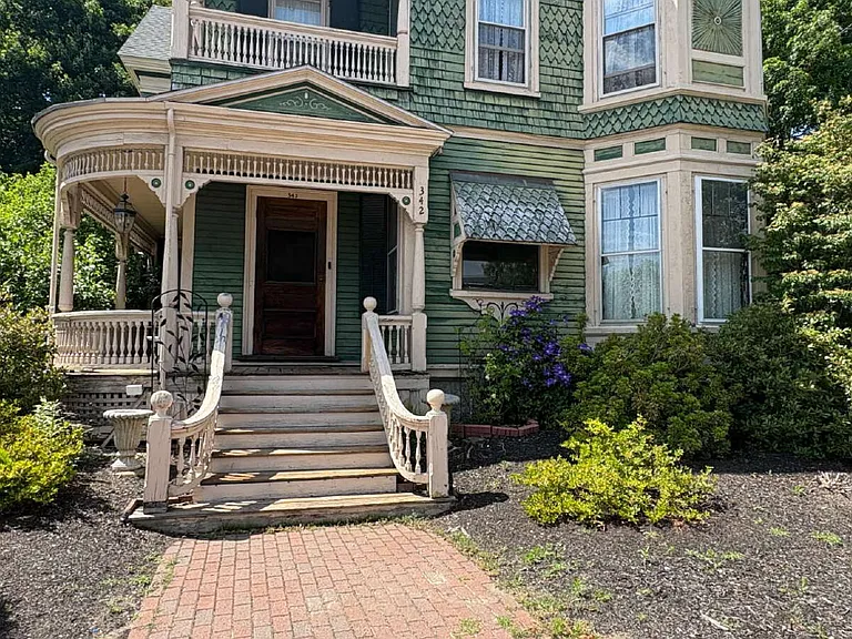 342 Main St — Photo 2