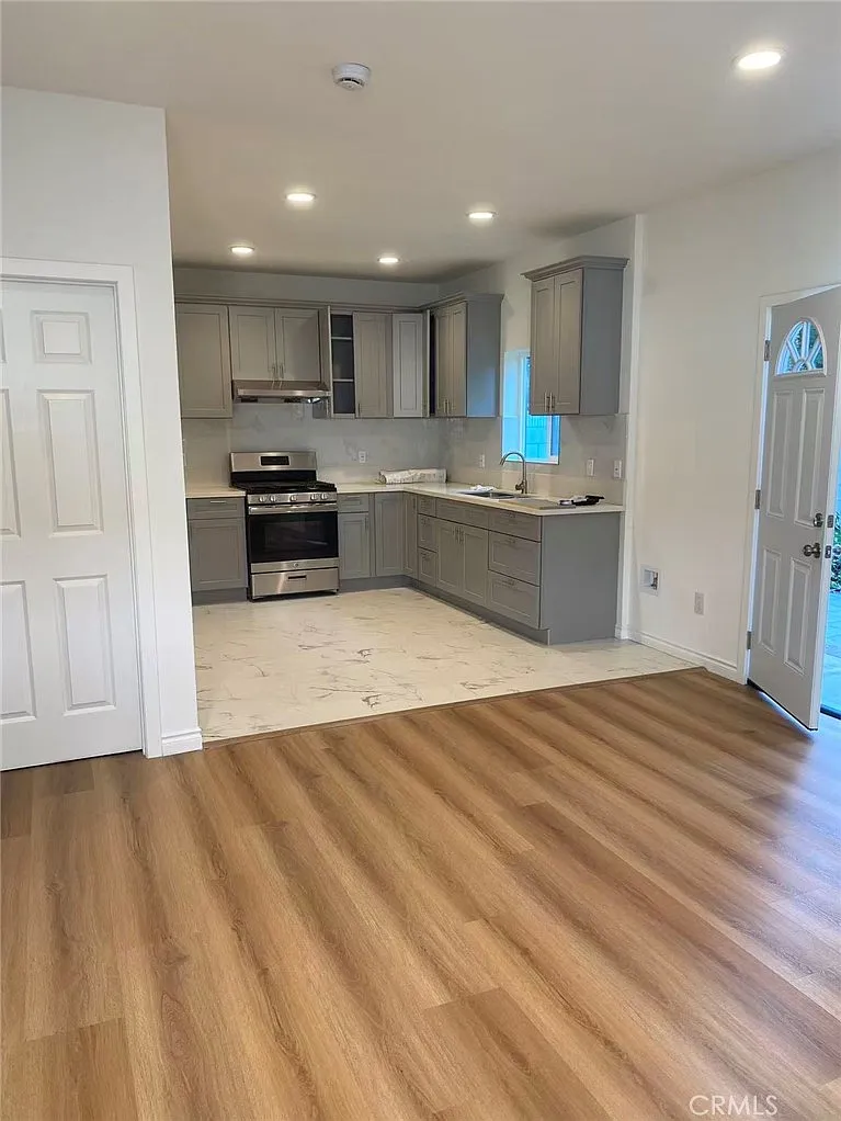 3 bed, 998 sqft, $3,150 — Photo 2