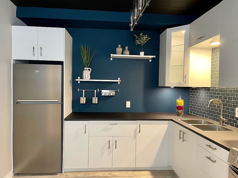 Eat-in kitchen with undercounted lighting and stainless appliances