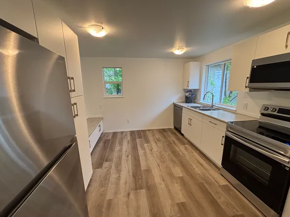 Modern 2 Bedroom Units in Beacon Heights | Now Offering 1 Month Free on 13-Month Leases SF218