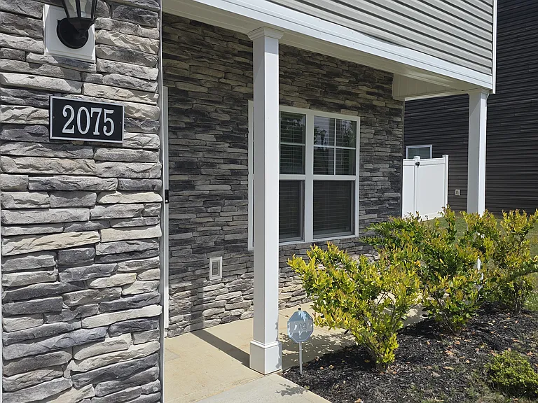 2075 Tournament Dr — Photo 2