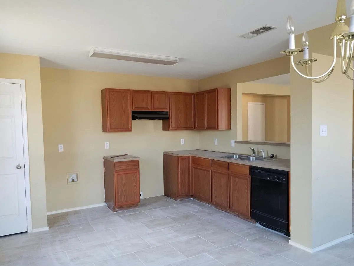 3 bed, 1668 sqft, $2,190 — Photo 4