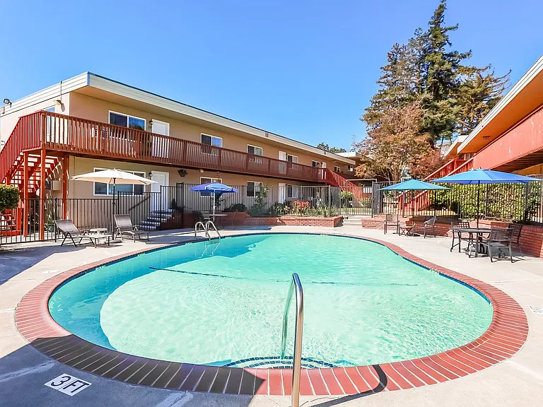 Monarch Apartments — Photo 15