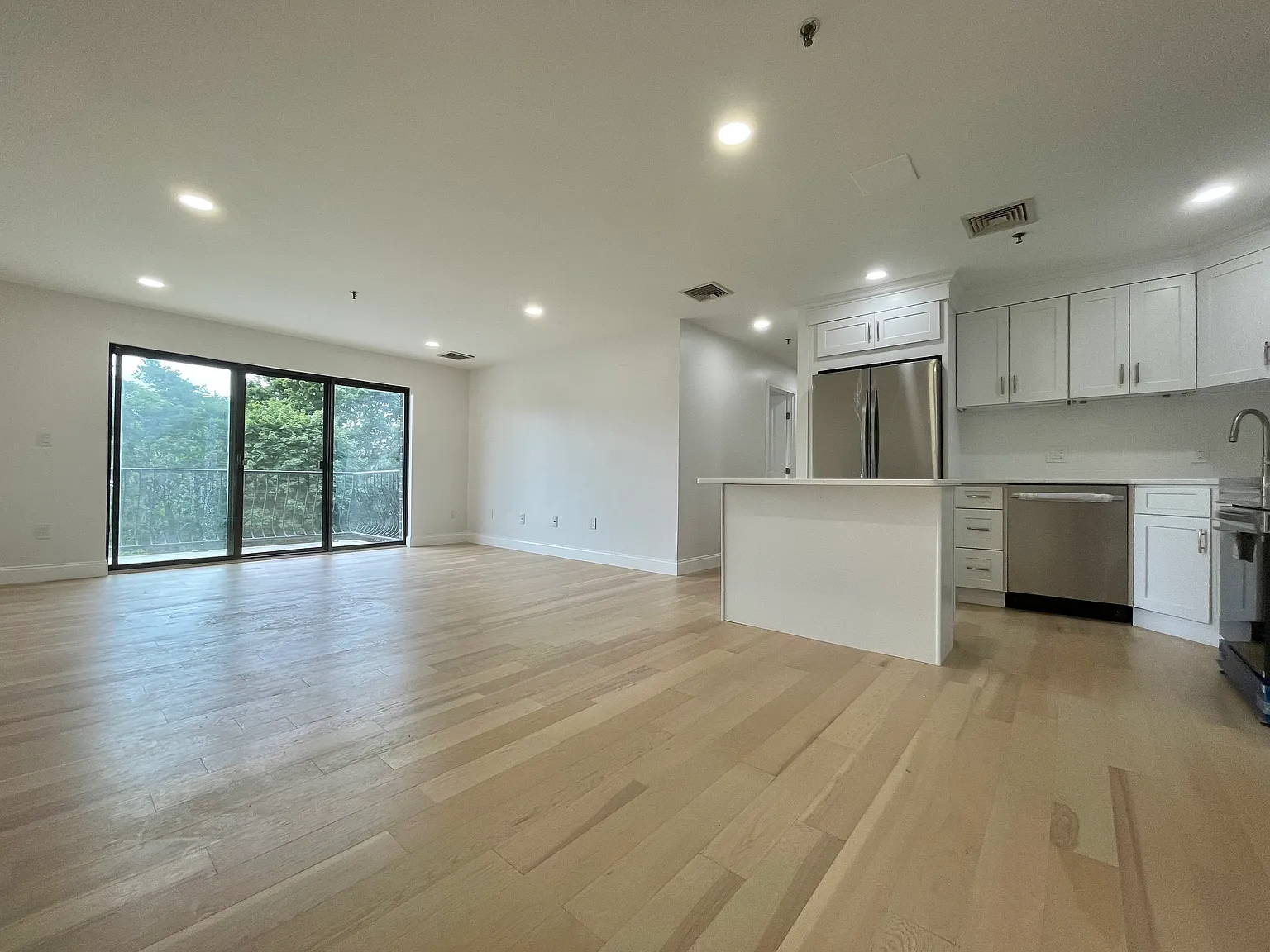 2 bed, 972 sqft, $3,100 — Photo 4