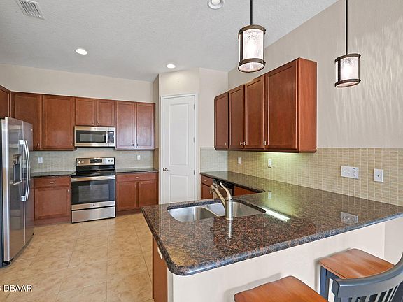 3rd image of 716 Aldenham Ln