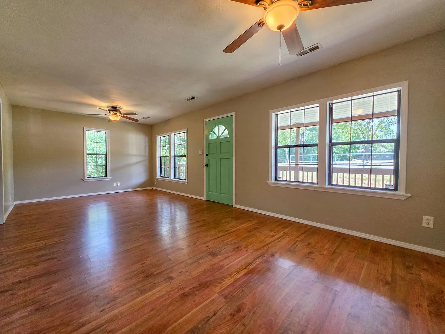 Charming 3 Bed 1.5 Bath home walkable to campus — Photo 3