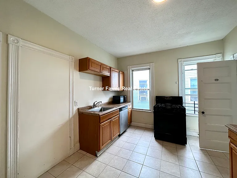 692 Columbia Rd #3R — Photo 4
