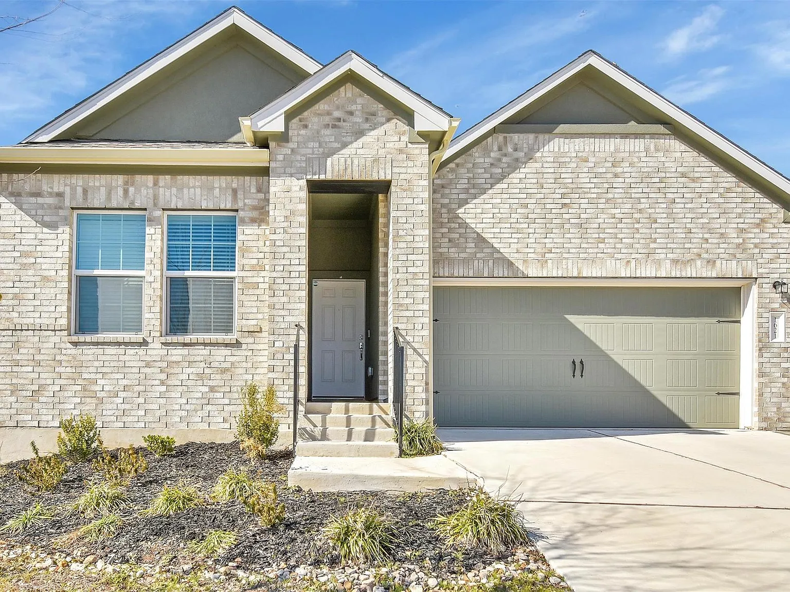 4 bed, 3.0 bath, 2000 sqft, $2,200 — Photo 4