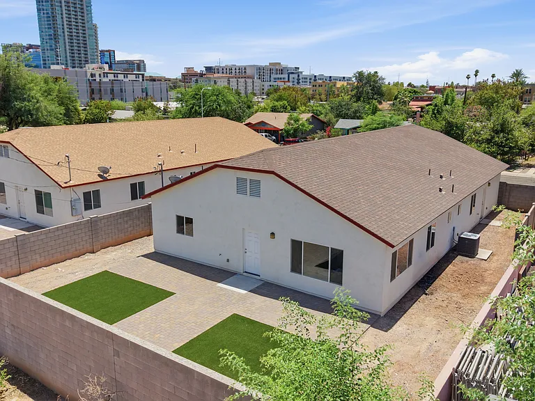 516 W Brown St — Photo 30