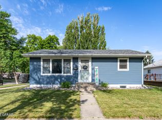 724 S 19th St, Grand Forks, ND 58201