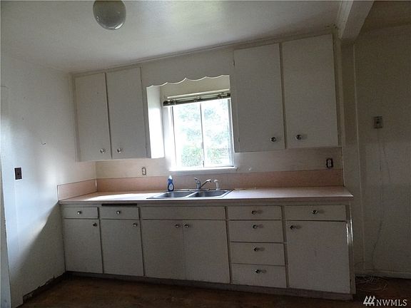 4th image of 162 133rd St E