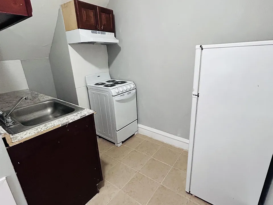 1221 Lindley Ave #3