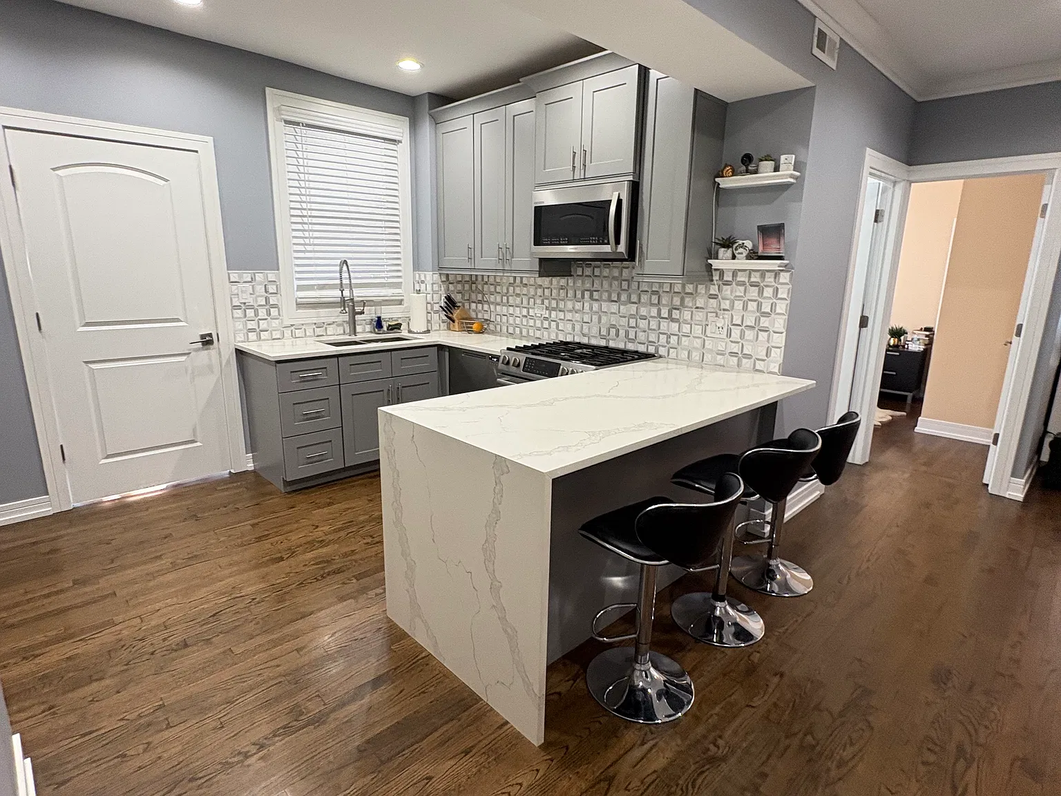 3 bed, 1100 sqft, $2,900 — Photo 2