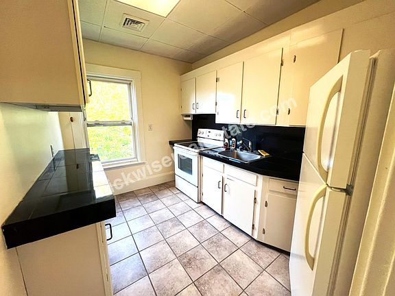 4th image of 12 Holmberg Rd APT 4