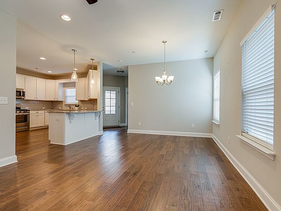 5th image of 814 Cottage House Ln