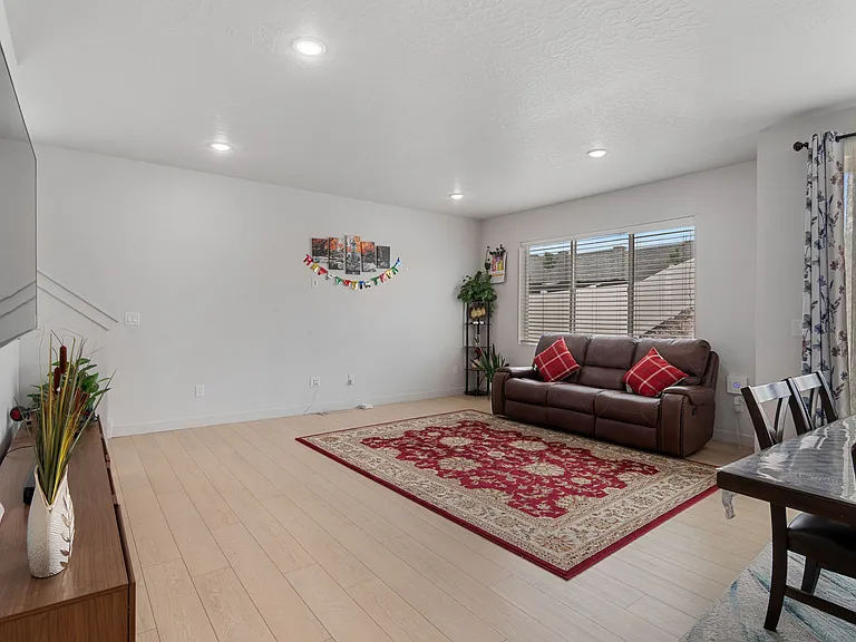 2613 N Snowberry Dr — Photo 2