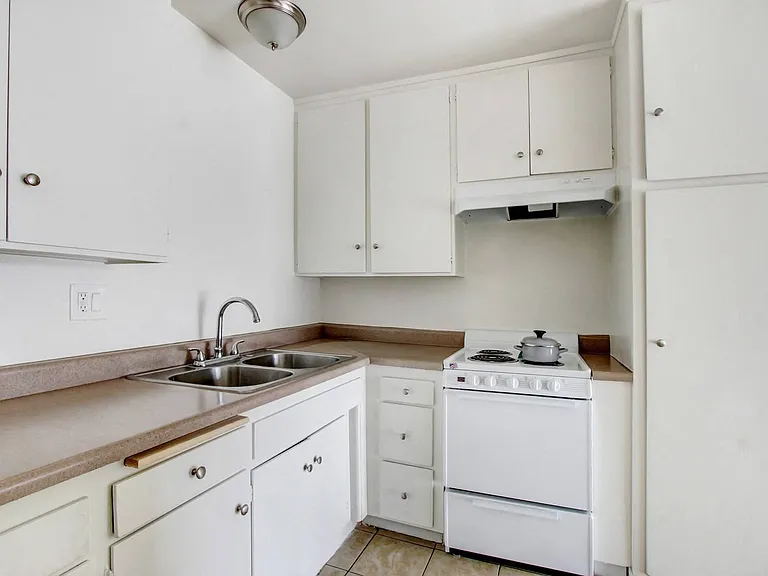 Sepulveda Manhattan Apartments — Photo 1