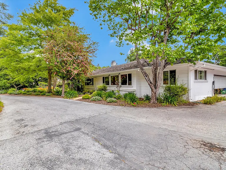 240 Oak Grove Ave — Photo 4