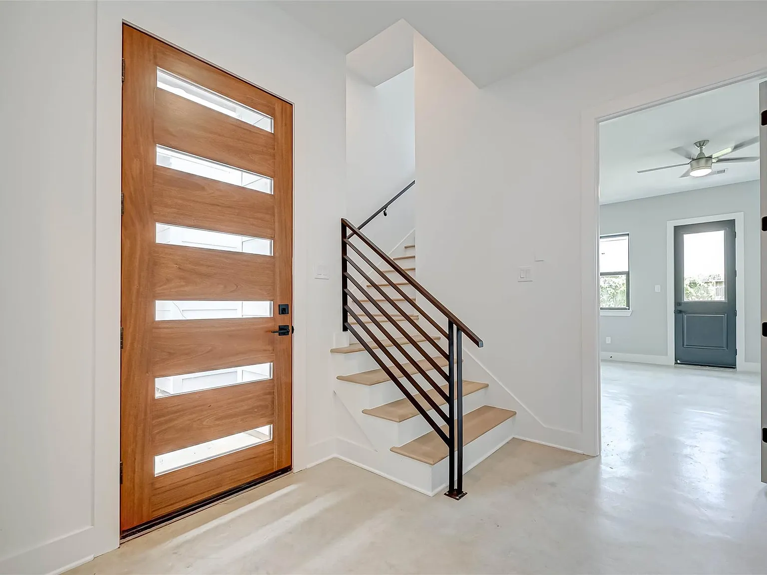 3 bed, 3.5 bath, 2295 sqft, $2,900 — Photo 4