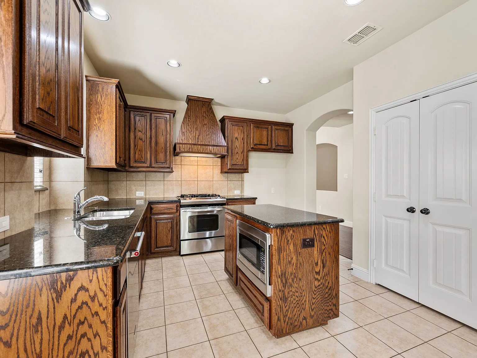 4 bed, 3.5 bath, 3092 sqft, $3,500 — Photo 4