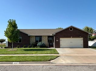 812 W 32nd Ave, Hutchinson, KS 67502