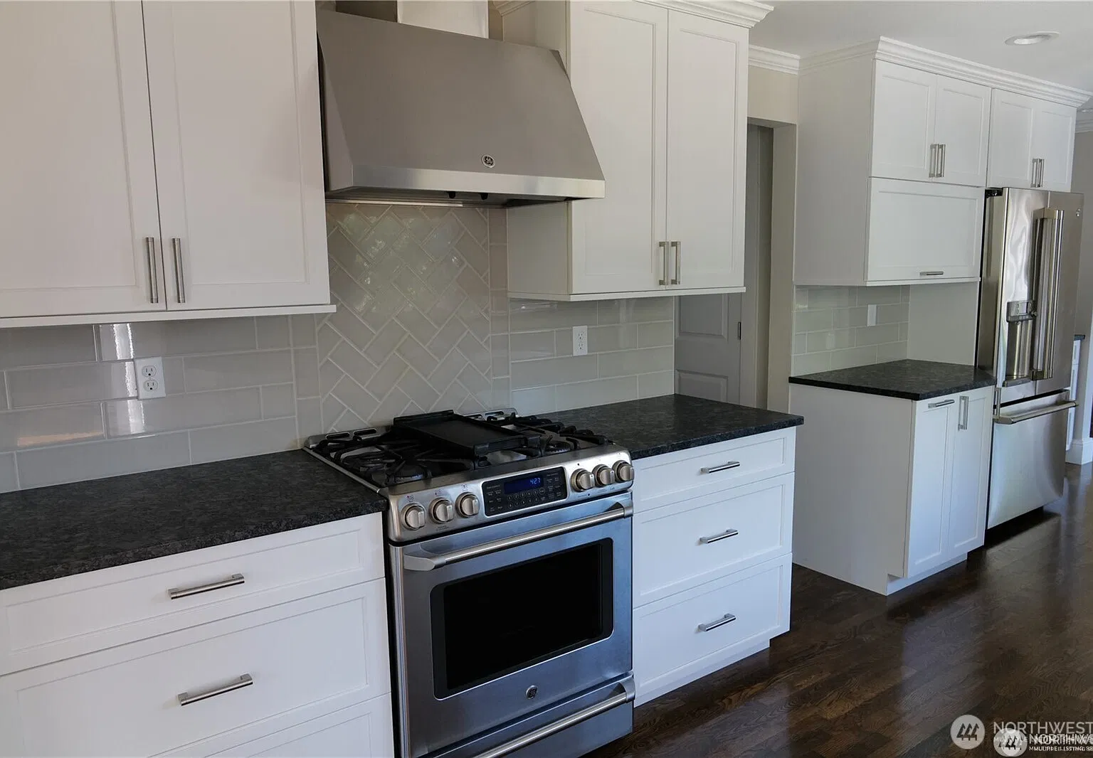 3 bed, 2.0 bath, 1860 sqft, $4,200 — Photo 3
