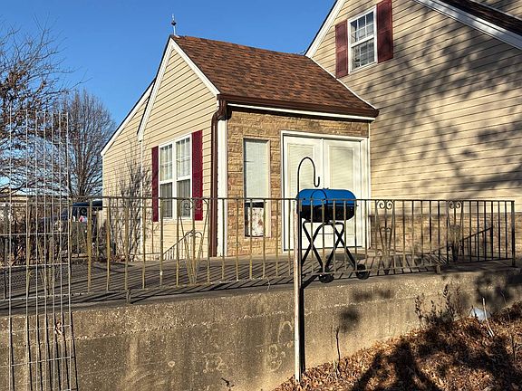 4th image of 20031 Grate Ave
