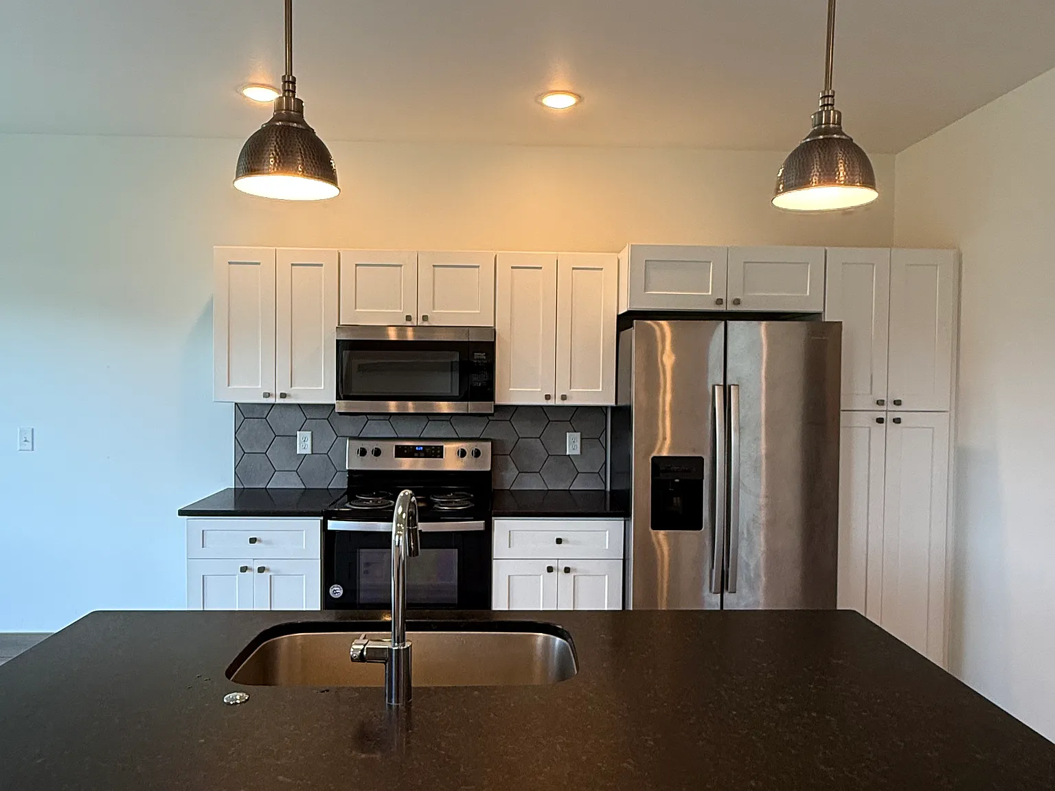 3 bed, 2.5 bath, 1800 sqft, $3,275 — Photo 3