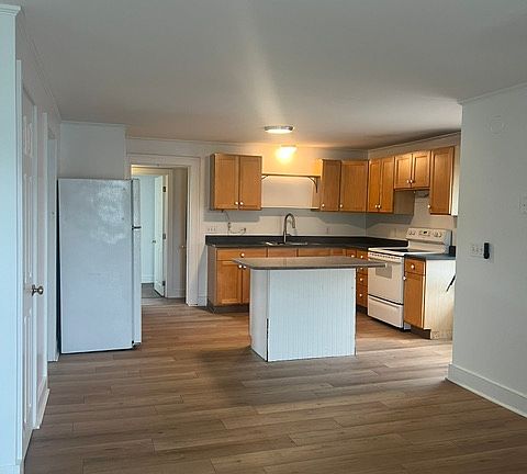 2nd image of 13 E Spring St #B