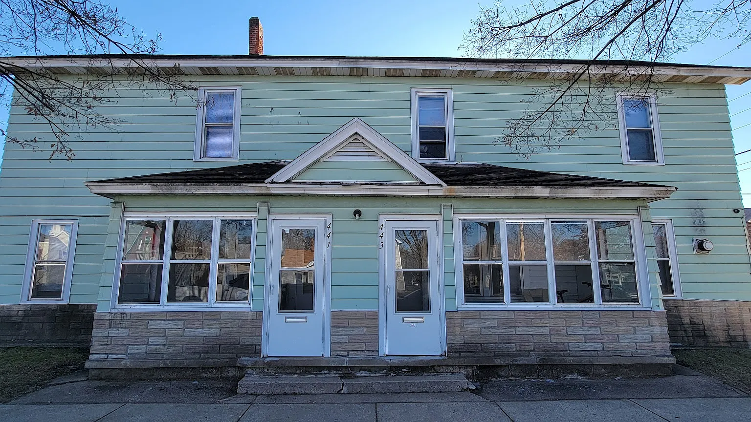 4 bed, $1,600 — Photo 1