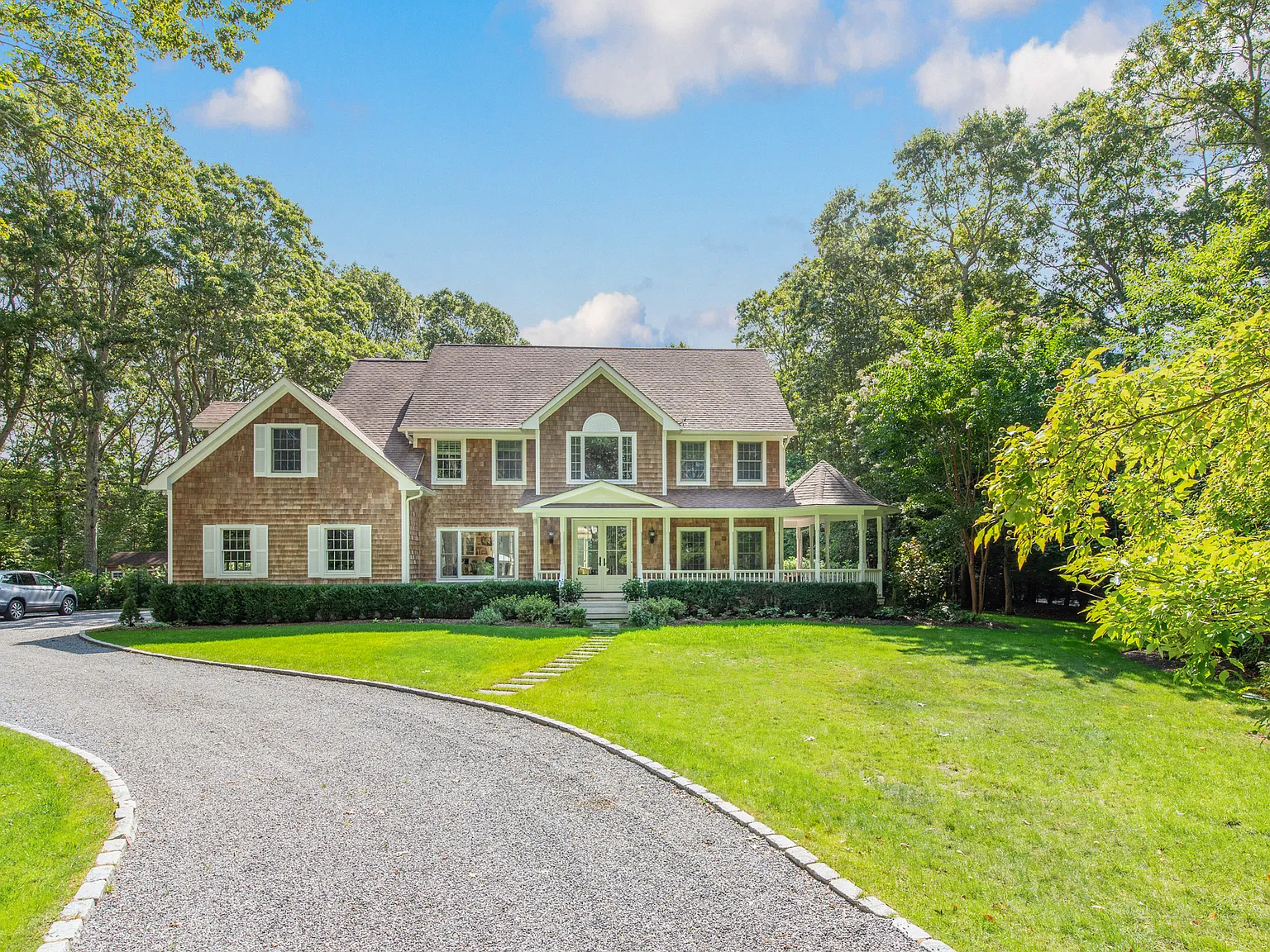 Luxurious Sagaponack Home, Newly Renovated. Spacious and Modern! — Photo 1