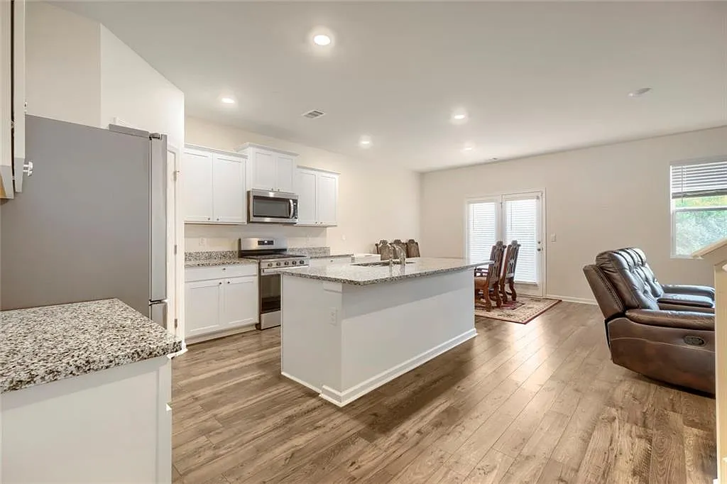 5 bed, 3.0 bath, 2535 sqft, $3,400 — Photo 4