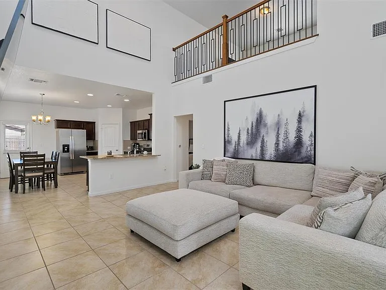 10308 Hatton Ln — Photo 6