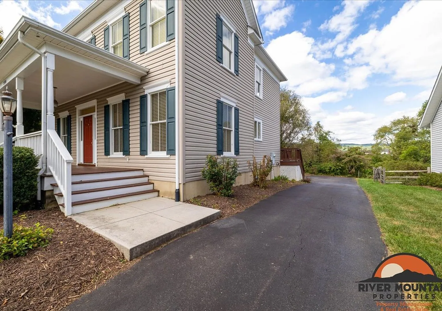 Spacious Blacksburg Home with Sunroom & Two-Car Garage — Photo 4