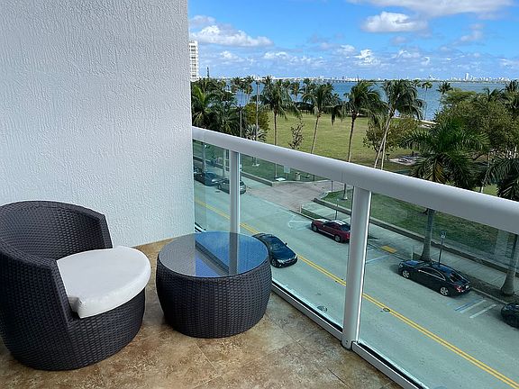 5th image of 1800 N Bayshore Dr APT 403