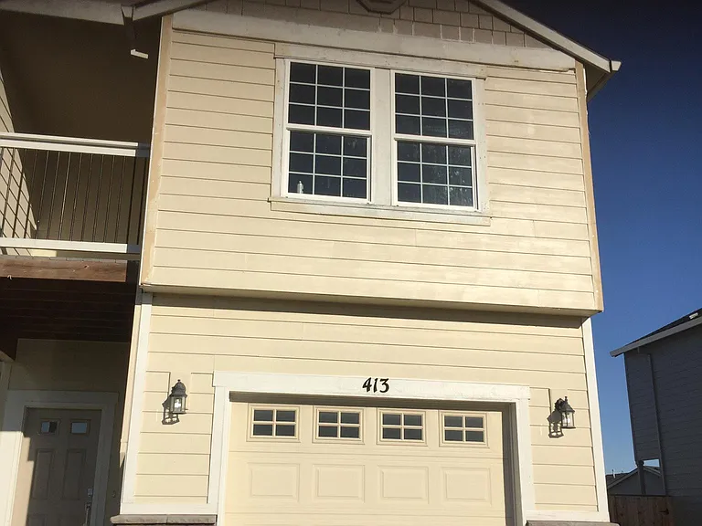 413 NW Viola St — Photo 1