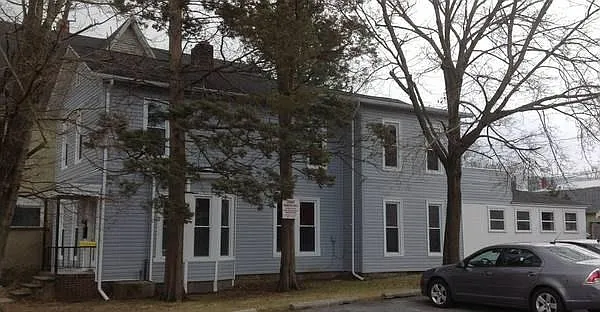 4 bed, 1.5 bath, 4338 sqft, $1,960 — Photo 2